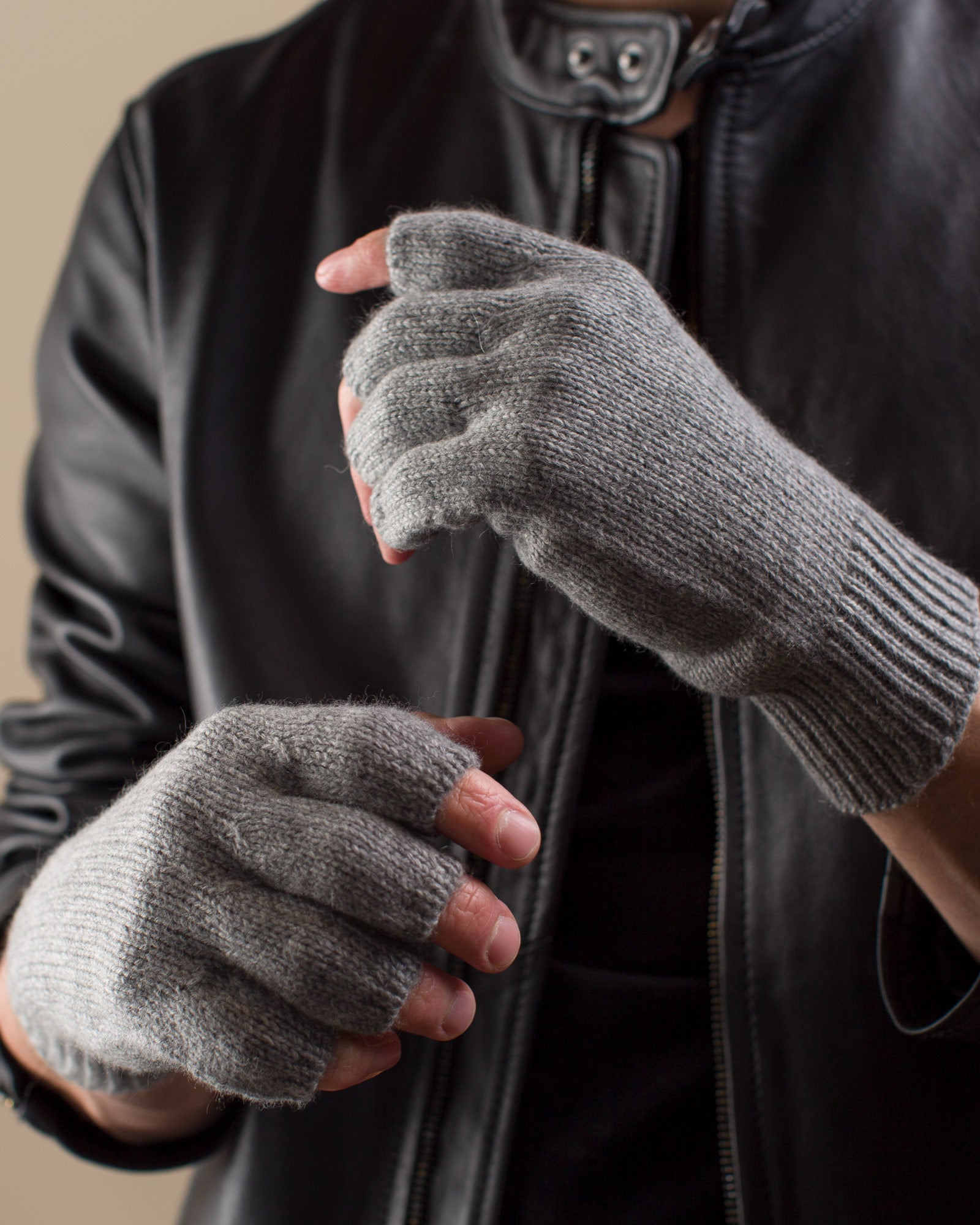The Men's Fingerless Gloves – Chocolate + Cashmere